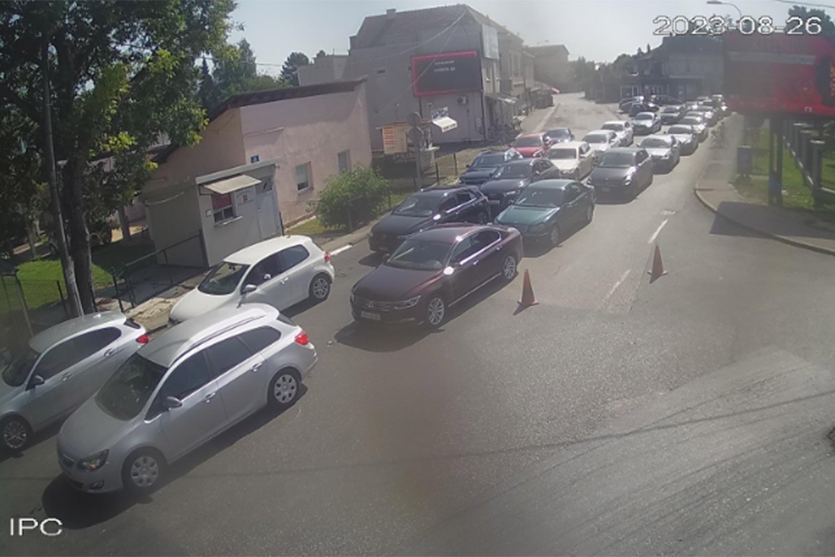 Duge kolone vozila na više prelaza u BiH