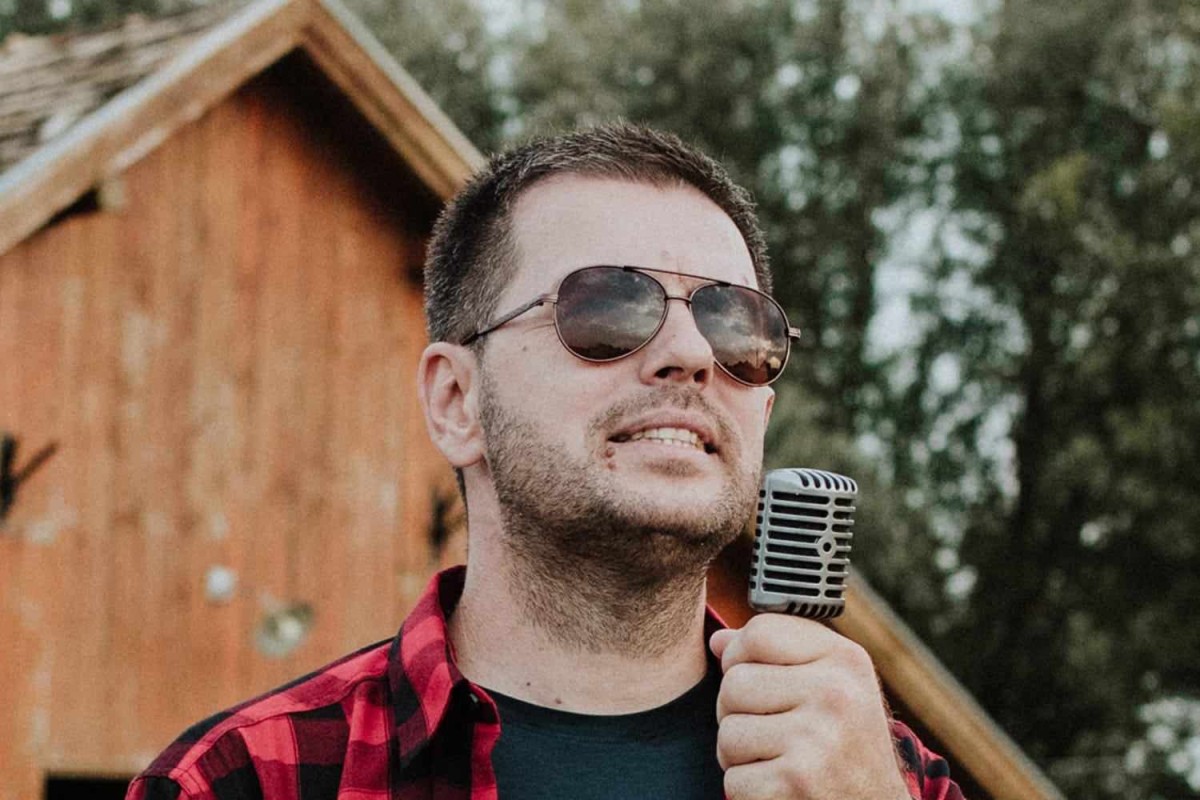 Dane Svilar predstavlja svoj singl "Pokvarena roba" (VIDEO)