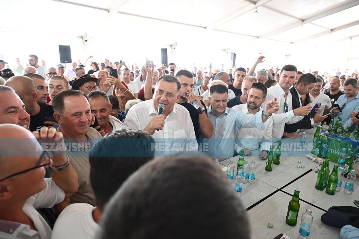 Dodik na Manjači zapjevao svoj omiljeni hit (VIDEO)