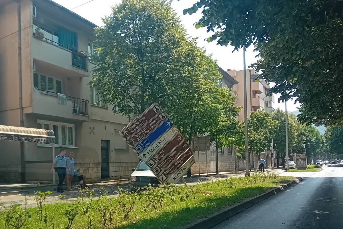 U sudaru golfa i sitroena oštećen turistički znak
