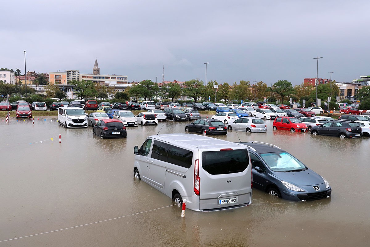 Vjetar čupao krovove u Sloveniji: Poplavljeni putevi, Ljubljana pod vodom