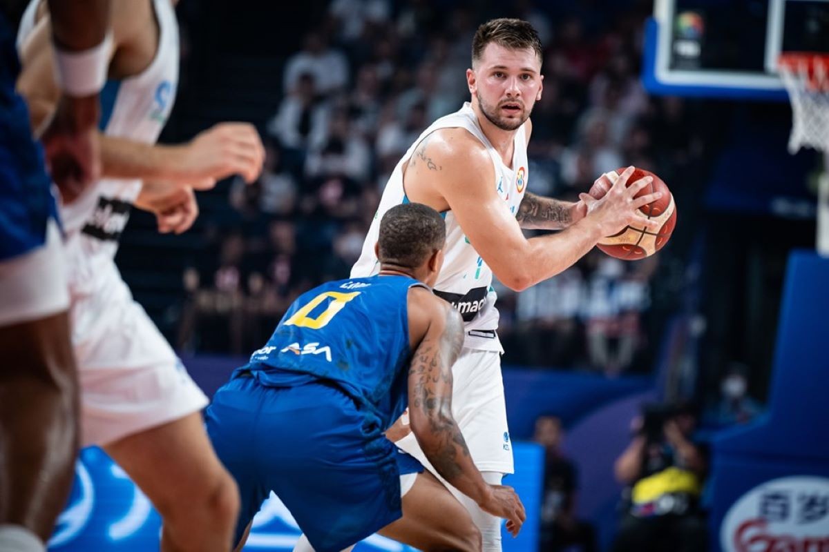 Slovenija sa 3-0 ide u grupu "smrti", novi as Zvezde odveo Brazil dalje