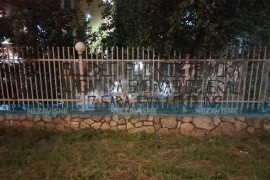 Uvredljive poruke Srbima ispred Suda i Tužilaštva BiH u Sarajevu ...