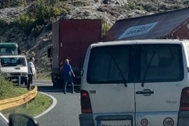 Vjetar prevrnuo prikolicu kamiona