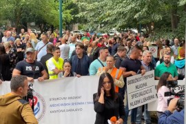 Protest zdravstvenih radnika ispred Vlade KS: Traže povećanje plata ...