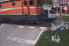 Prošla kroz znak stop pa zaglavila na šinama, voz udario u auto ...