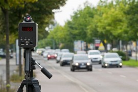 Pred policajcima pokušao razbiti radarsku kameru