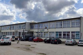 Učenicima i nastavnicima zabranjeni mobilni telefoni