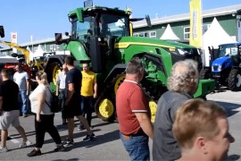 Traktor od 20 tona najveća atrakcija, svi žele fotku s njim