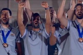Srbija pozdravila heroje: Na balkonu košarkaši i basketaši,  ...