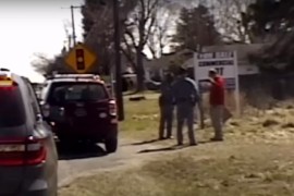 Kaznili ga jer je stojao uz cestu i upozoravao vozače na radar (VIDEO)