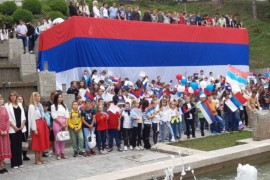 Učenici u Mrkonjić Gradu razvili zastavu dugu 30 metara