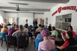"Mozaik prijateljstva": Predavanje za najstarije u uređenoj prostoriji
