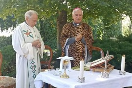 Služio misu u mantiji sa leopard printom pa izazvao burne reakcije