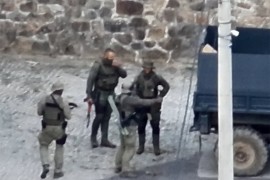 Objavljene fotografije maskiranih naoružanih osoba u dvorištu ...