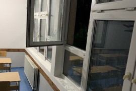 Razbijena stakla na srpskoj osnovnoj školi u Lipljanu