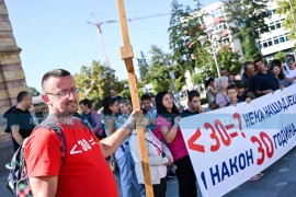 Šinik pješačio od Gradiške do Banjaluke sa krstom na leđima da bi ...