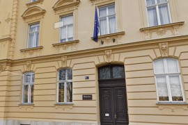 Naljepnica zastave Srbije na tabli ambasade tzv. Kosova u Zagrebu
