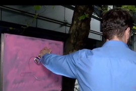 Protesti u Beogradu: Lazović ofarbao tablu ispred RTS-a u pink