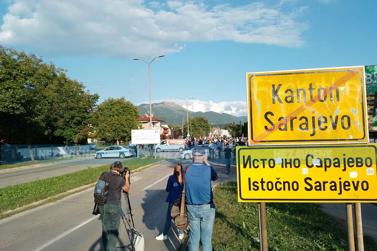 Završeno okupljanje na međuentitetskoj liniji: "Narod jedinstven, stranci da idu kući" (FOTO/VIDEO)