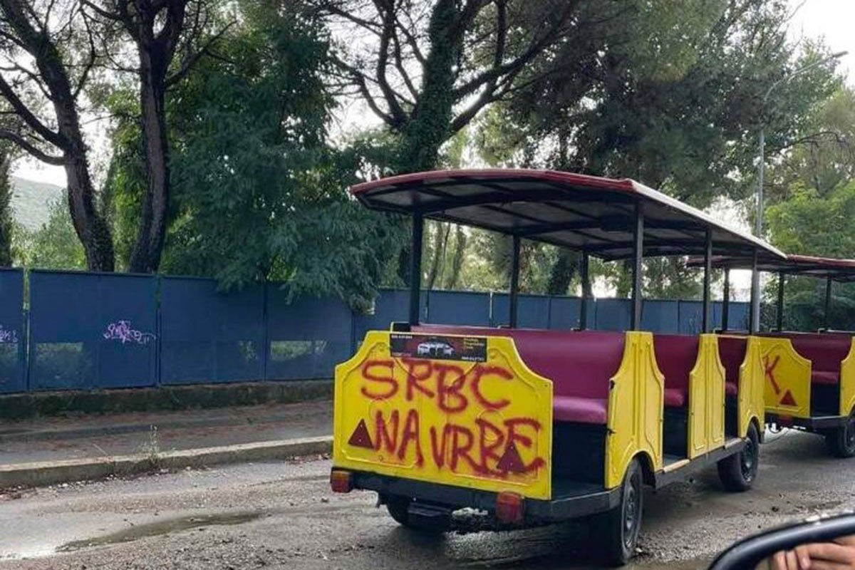 Uhapšen Novljanin: Na voziću napisao "Srbe na vrbe" (FOTO)