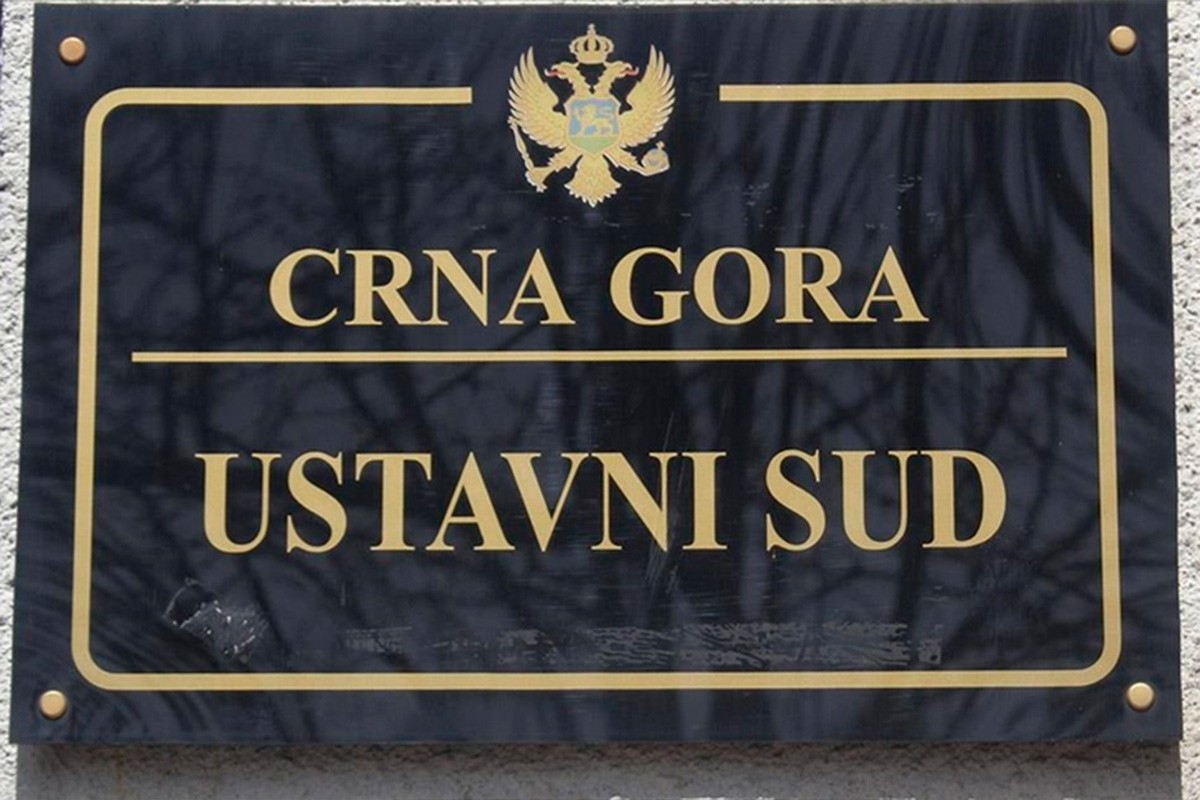 Vraćena ćirilična tabla na zgradu Ustavnog suda Crne Gore