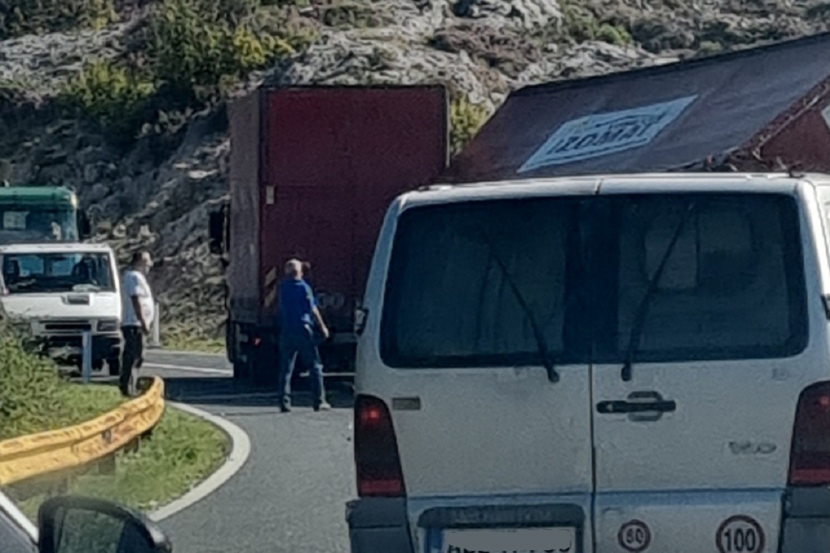 Vjetar prevrnuo prikolicu kamiona