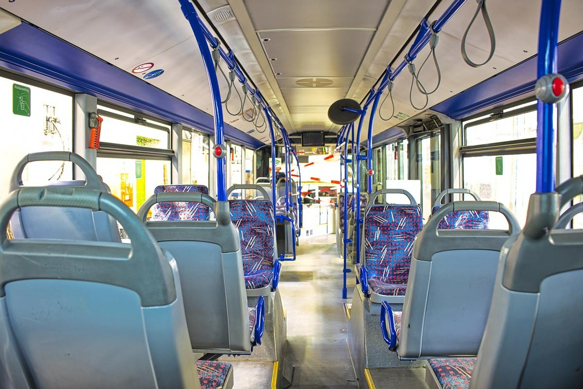 Starac spriječio nesreću: Vozač se onesvijestio, autobus udario u ogradu