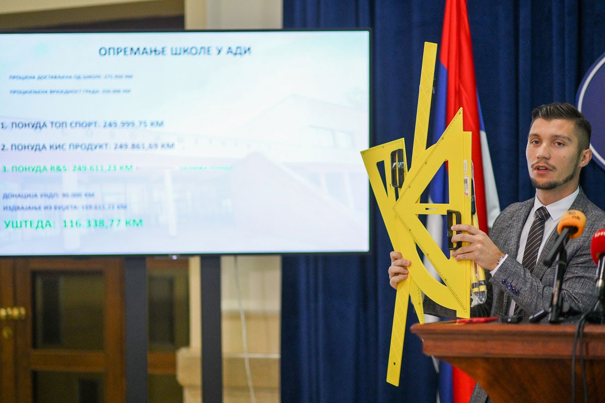 Kresojević: Grad uštedio novac na opremanju škole u Adi