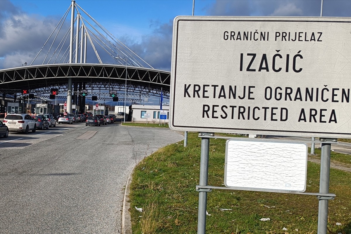 Na graničnom prelazu Izačić radi samo jedna traka, očekuju se gužve