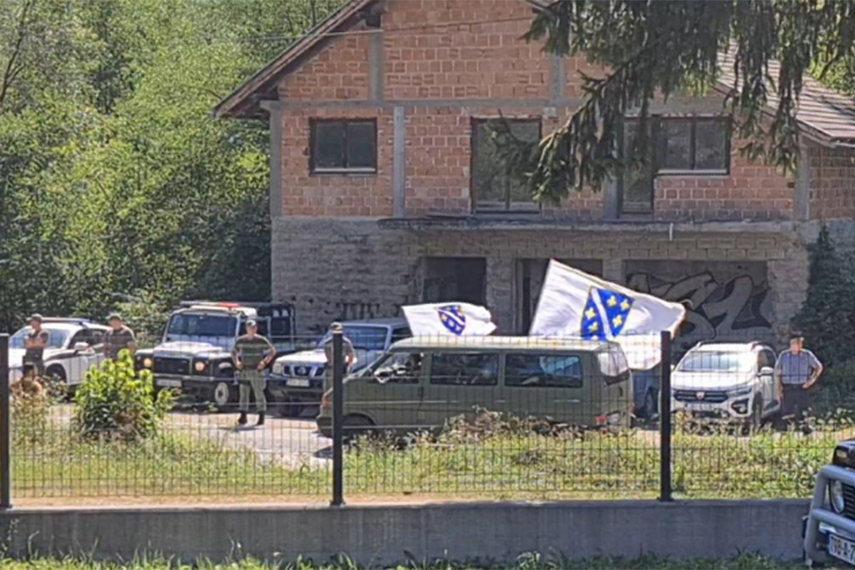 Istaknute ratne zastave Armije RBiH tokom marša "Stazom egzodusa"