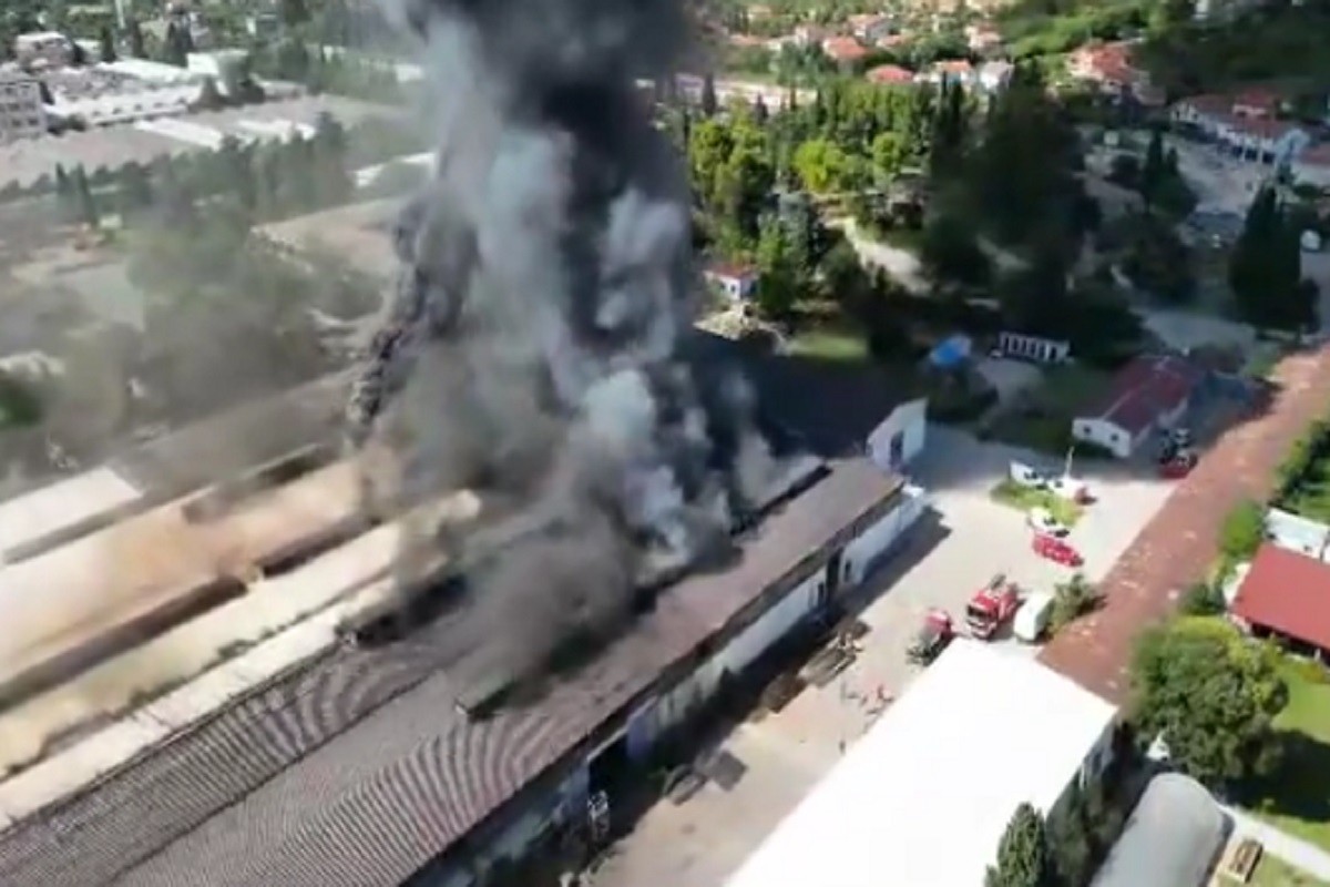 Požar guta firmu u Mostaru, svi vatrogasci na terenu (VIDEO)