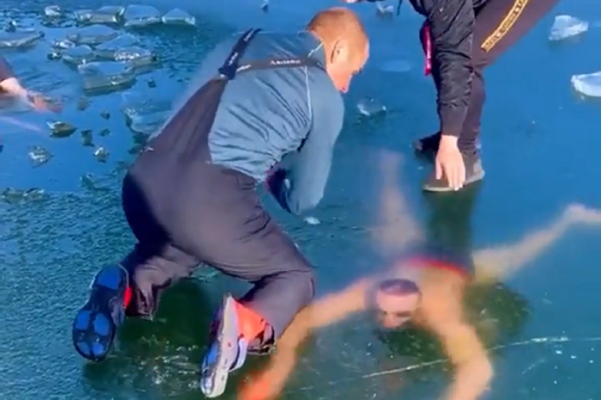 Zaglavio pod ledom, pa se dramatično izvukao (VIDEO)