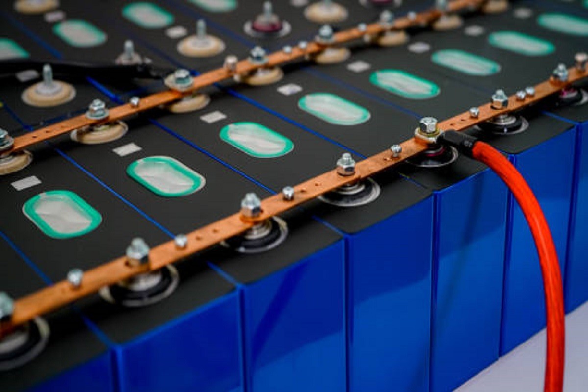 Baterija električnog auta izazvala požar koji je progutao pet vozila