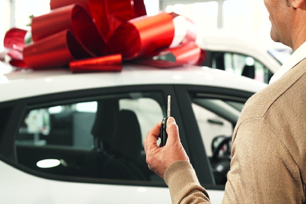 Vlasnik kompanije radnika nagradio novim automobilom