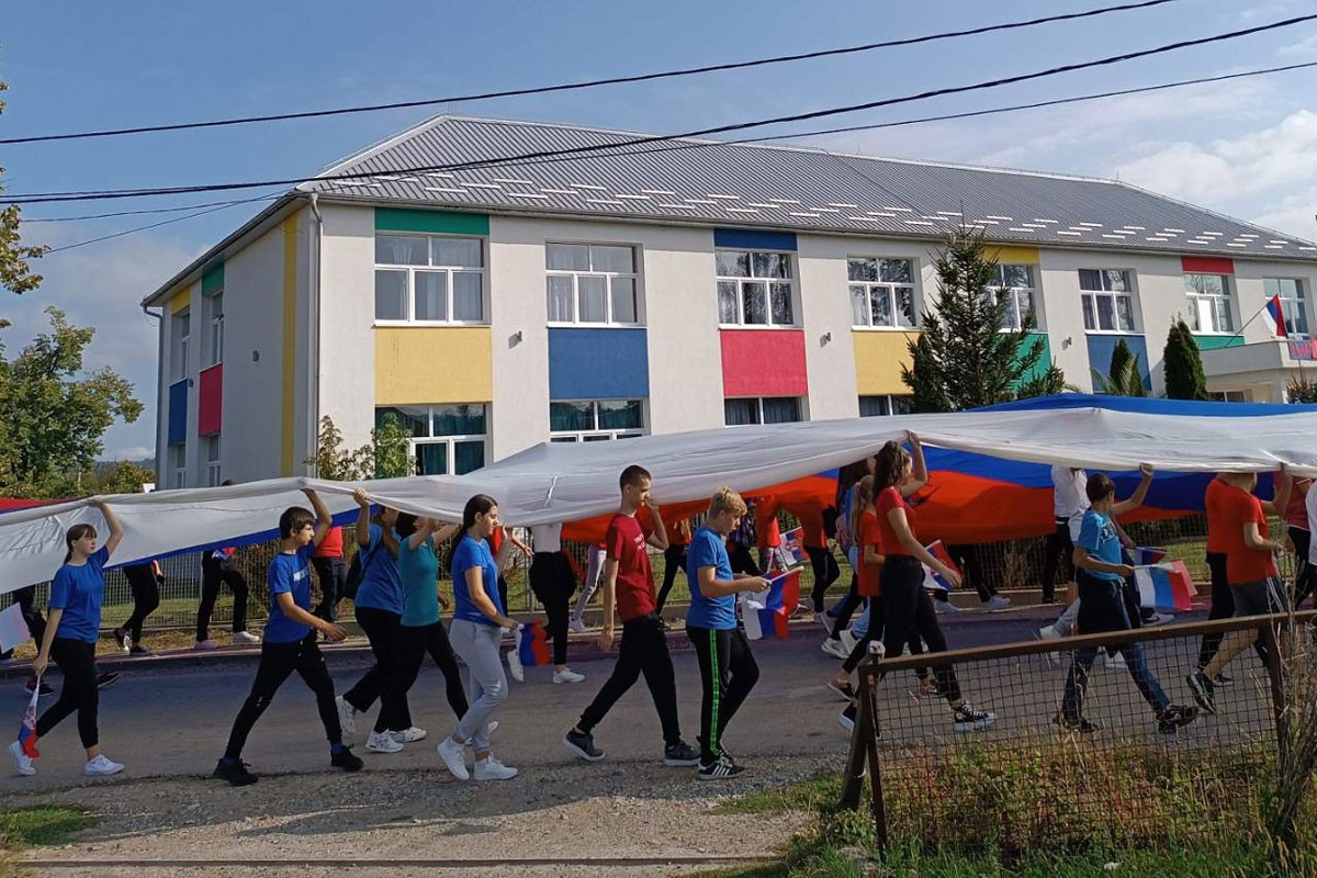 Učenici nosili zastavu Srpske