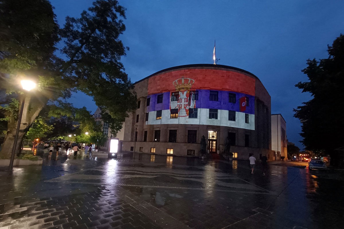 Palata Republike u bojama srpske trobojke