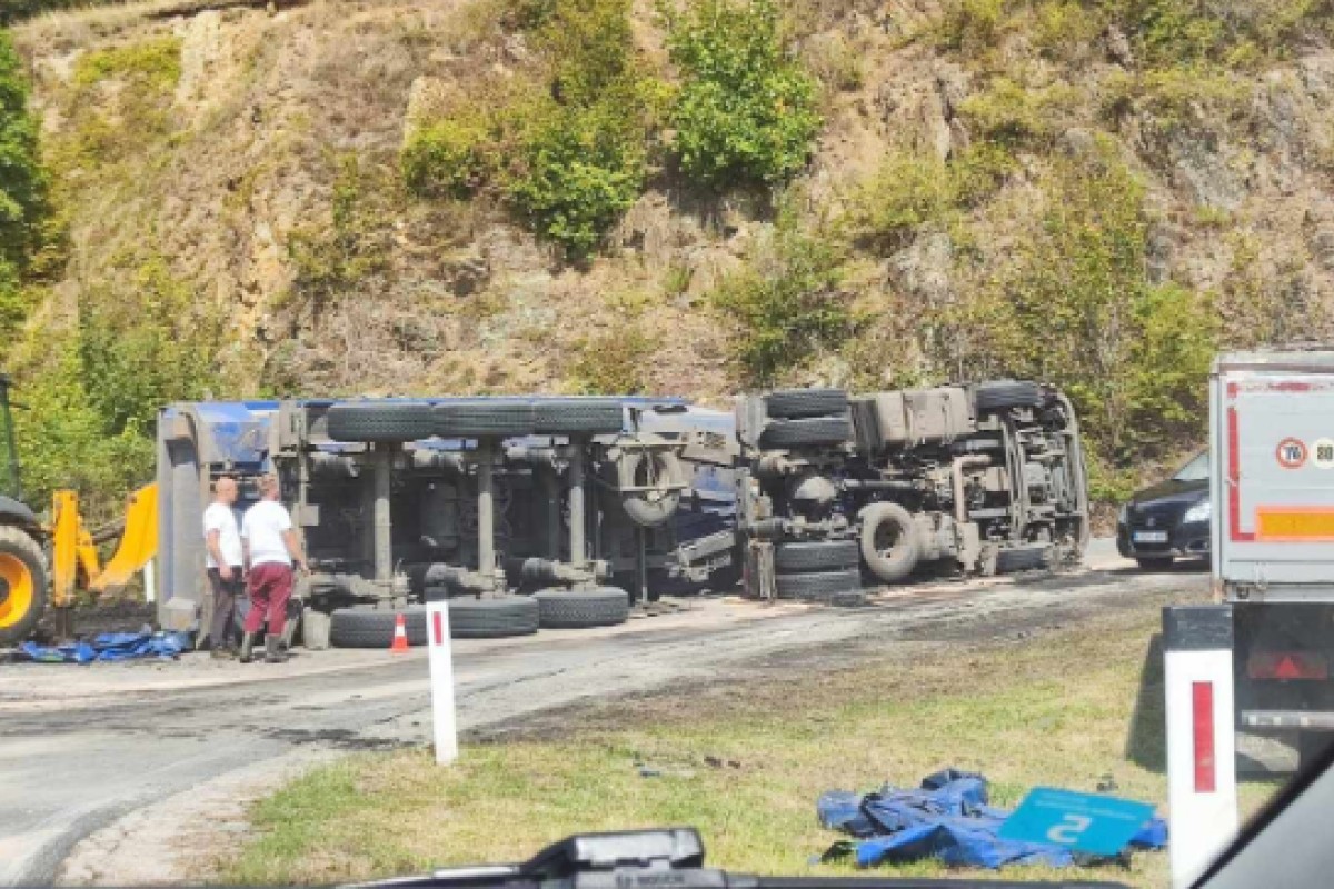 Šleper sletio s ceste i prevrnuo se na prevoju Komar