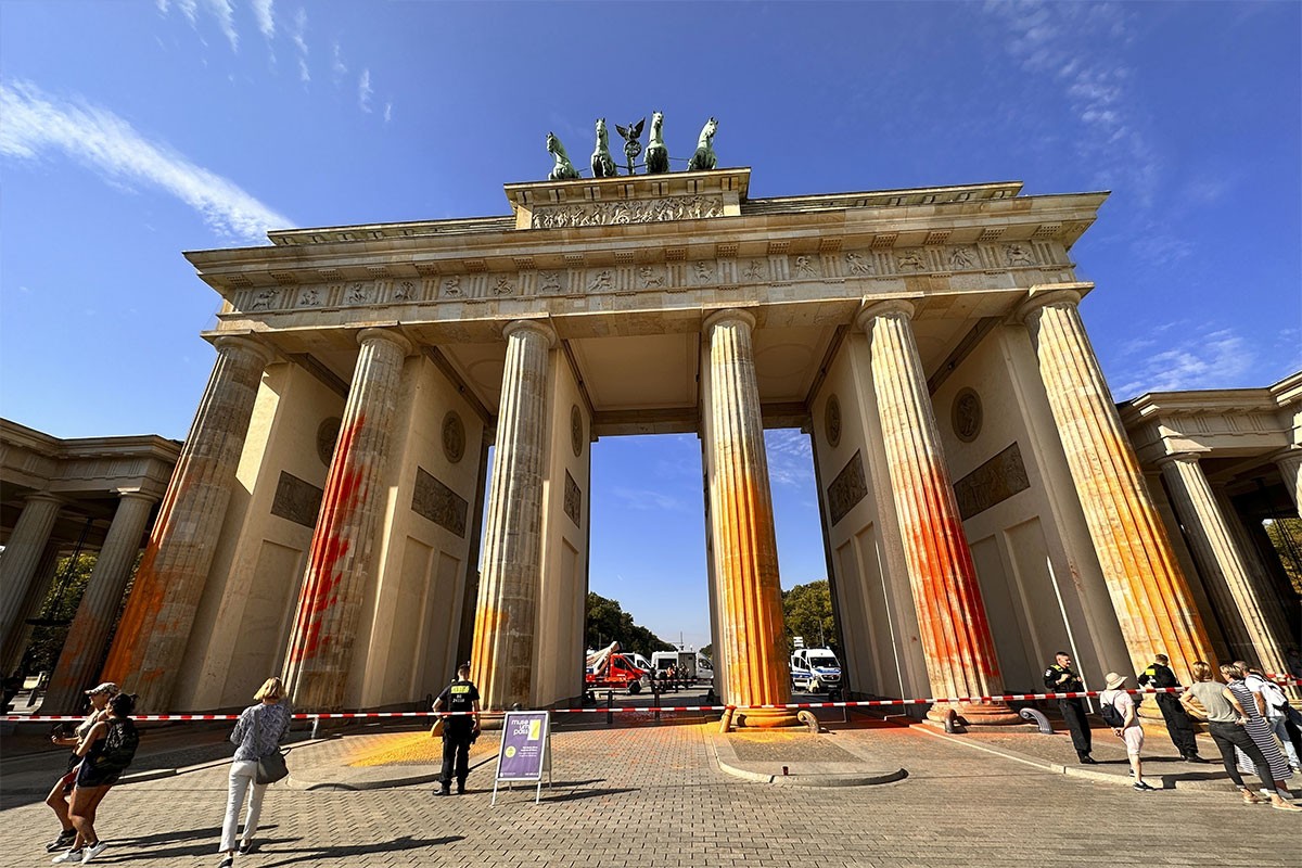 Incident u Berlinu: Demonstranti poprskali farbom Brandenburšku kapiju