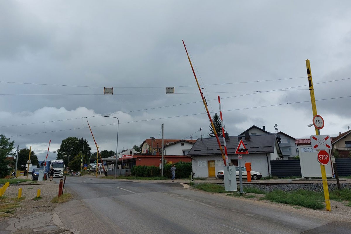 Vozači i biciklisti krše pravila na prelazu u Banjaluci kao nikad dosad (VIDEO)