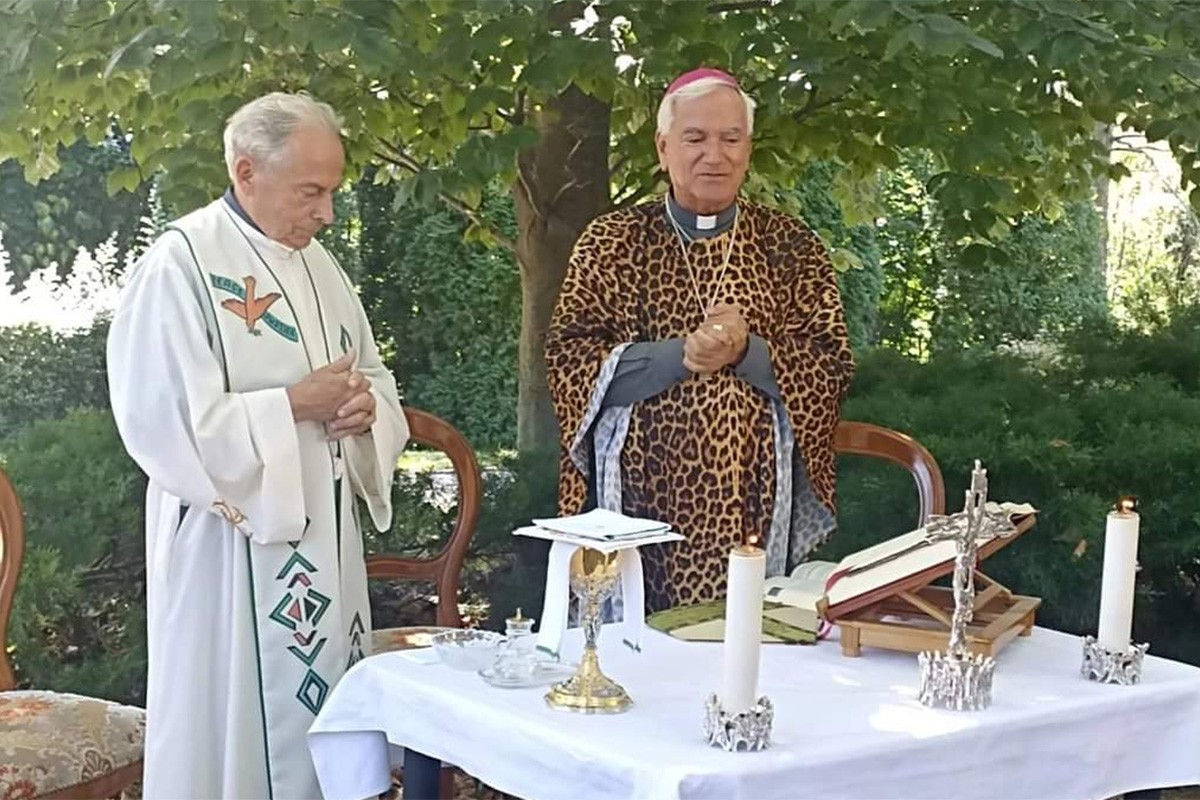 Služio misu u mantiji sa leopard printom pa izazvao burne reakcije