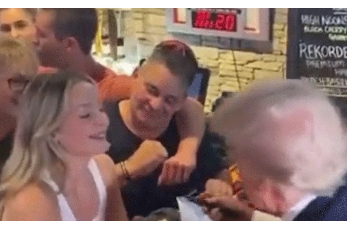 Tramp dijelio besplatne pizze, a onda zapeo za atraktivnu plavušu (VIDEO)
