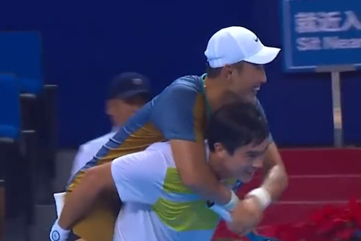 Pobijedio pa protivnika nosio na leđima (VIDEO)