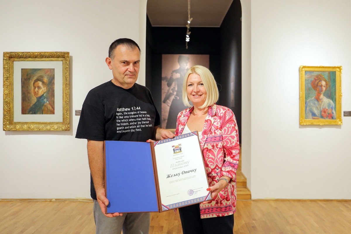 Umjetniku Željku Opačku u MSU RS uručena "Plaketa Grada Banjaluke"