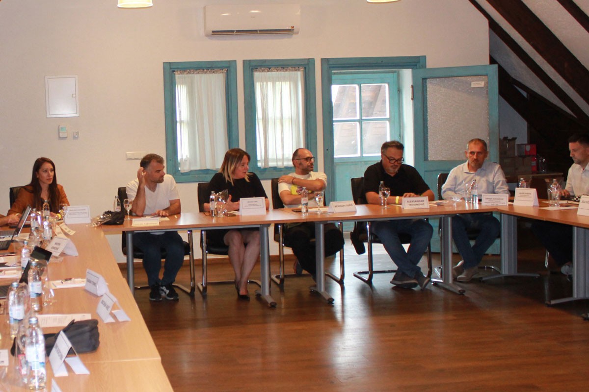 Kri­mi­na­li­za­ci­ja kle­ve­te u RS ugrožava i no­vi­na­re u FBiH