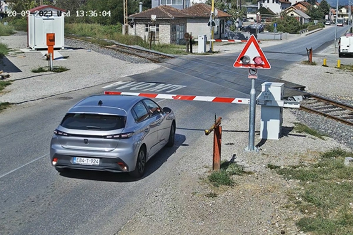 Vozači ne poštuju saobraćajne znakove na prelazu u Banjaluci