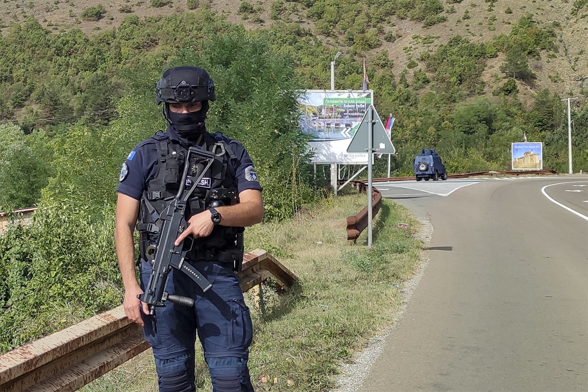 Ubijen jedan od napadača na policiju, napeto u selu Banjska i oko njega