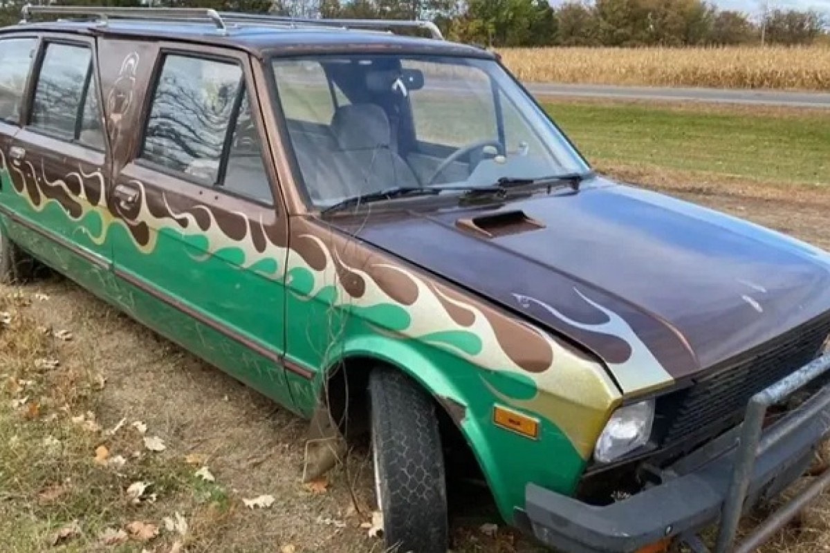 Prodaje se ručno izrađena "Yugo" limuzina