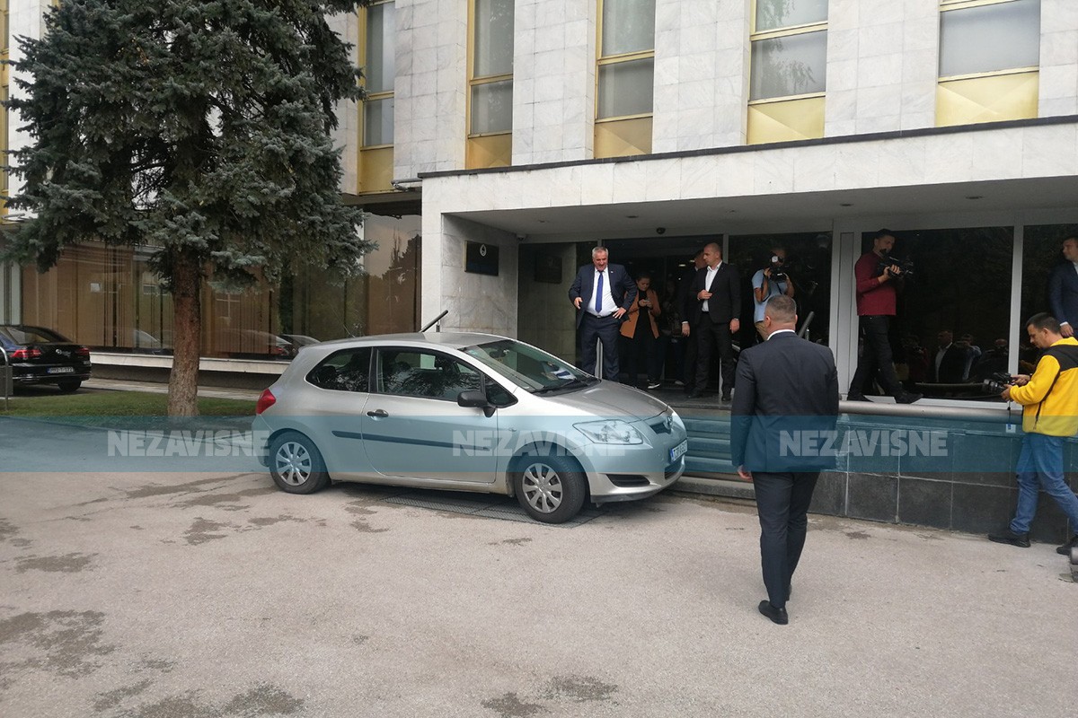 Vukanović u znak protesta parkirao auto ispred ulaza u Narodnu skupštinu (VIDEO)