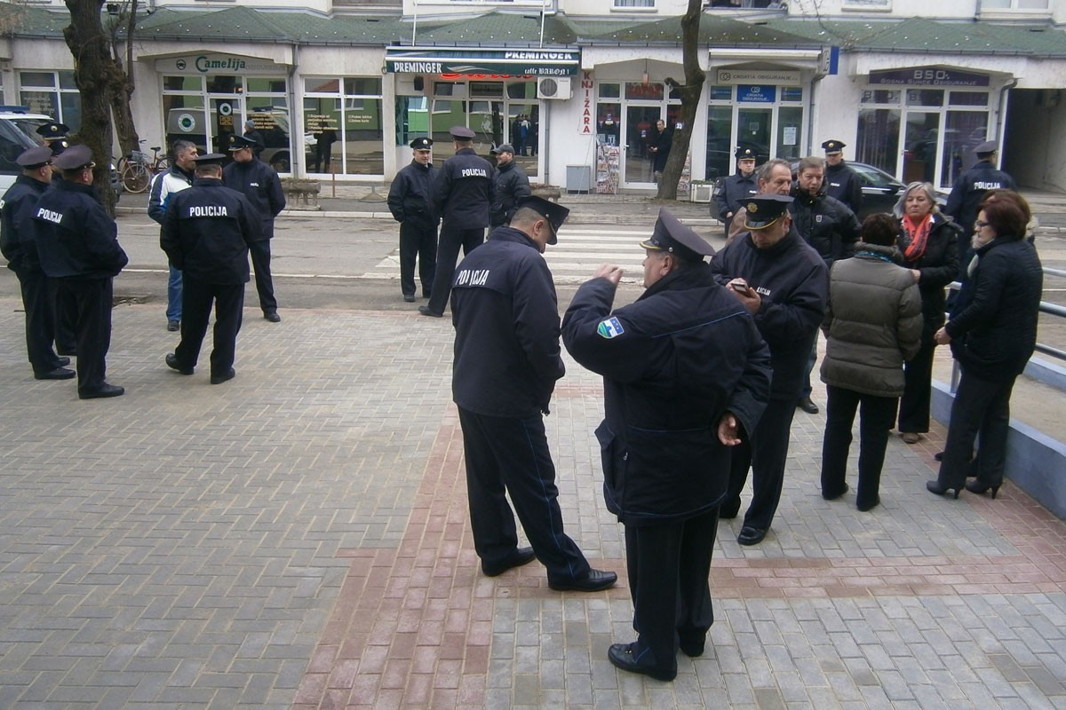 Policija će svoja prava tražiti na ulici